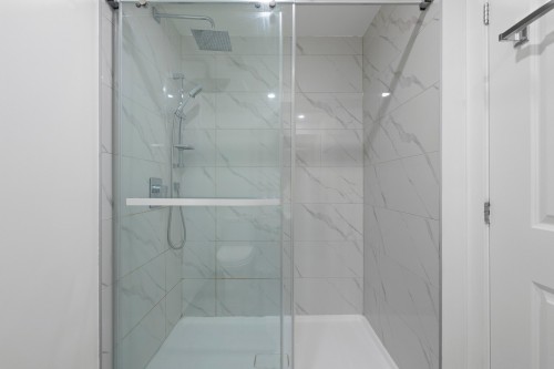 Master Bathroom - 309-1500 Rue Émile-Bouchard, Vaudreuil-Dorion, QC 
