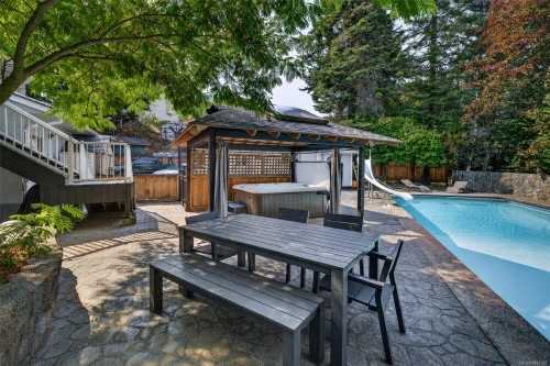 16 Edwards Estates Rd, View Royal, BC 