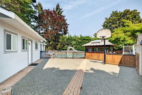 16 Edwards Estates Rd, View Royal, BC 