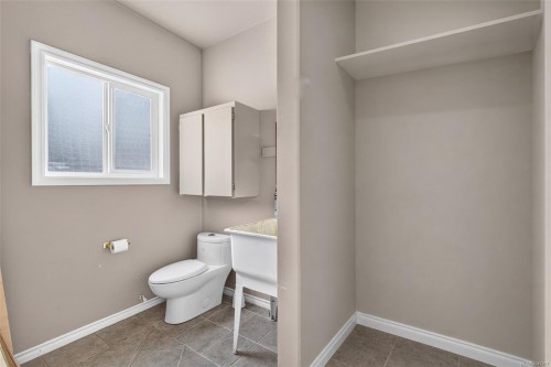 16 Edwards Estates Rd, View Royal, BC 