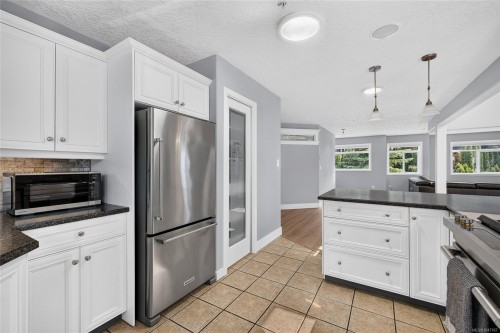 16 Edwards Estates Rd, View Royal, BC 