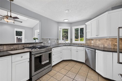 16 Edwards Estates Rd, View Royal, BC 