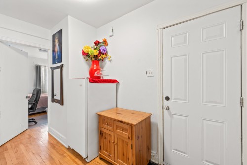Mud Room - 6739 Av. Fielding, Montréal (Côte-Des-Neiges/Notre-Dame-De-Grâce), QC 