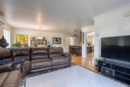 Salon - 331 Rue De Barcelone, Dollard-Des-Ormeaux, QC 