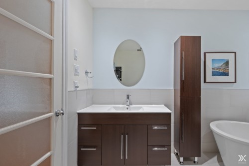 Salle de bains - 4628 Rue Du Pirée, Laval (Vimont), QC 