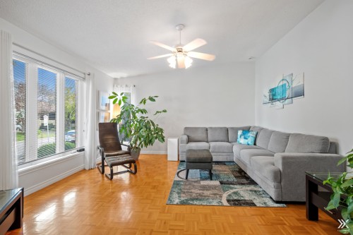 Salon - 4628 Rue Du Pirée, Laval (Vimont), QC 
