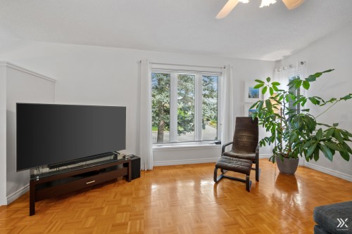 Salon - 4628 Rue Du Pirée, Laval (Vimont), QC 