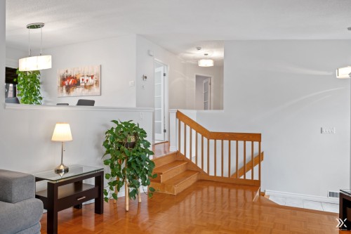 Salon - 4628 Rue Du Pirée, Laval (Vimont), QC 