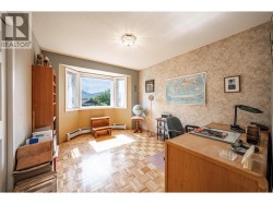 Office/bedroom on main floor - 
