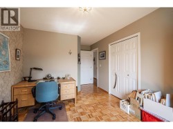 Office/bedroom on main floor - 