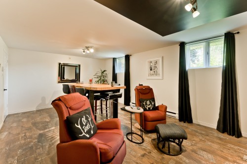 Salon - 231 Rue Roger-Boisvert, Sherbrooke (Fleurimont), QC 