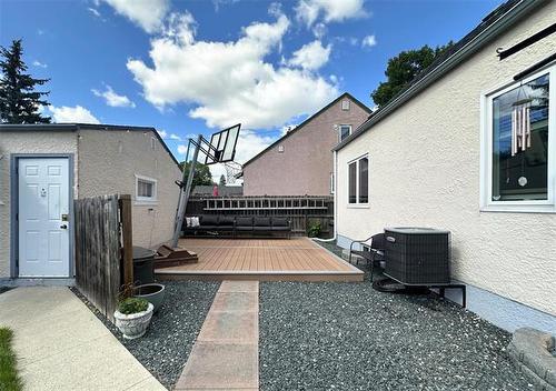 48 Hespeler Ave, Winnipeg, MB 