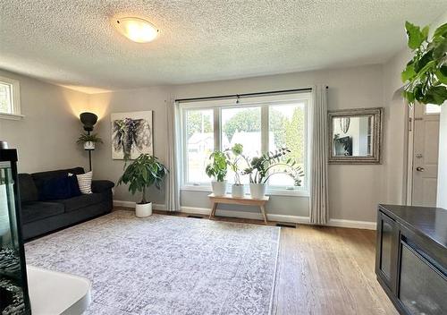 48 Hespeler Ave, Winnipeg, MB 