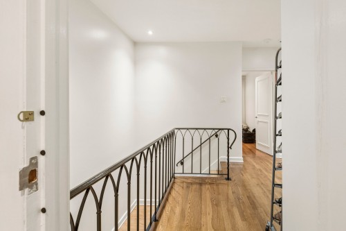 Passageway - 378 Av. Olivier, Westmount, QC 