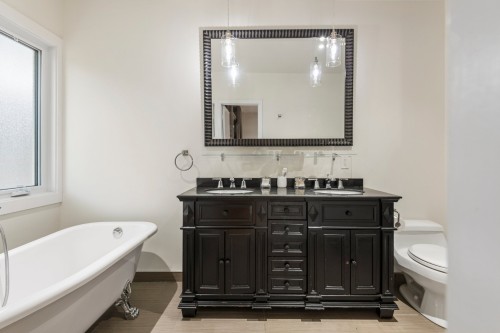 Master Bathroom - 378 Av. Olivier, Westmount, QC 
