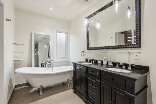 Master Bathroom - 378 Av. Olivier, Westmount, QC 