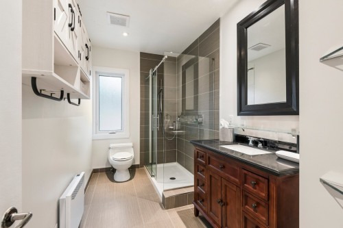 Bathroom - 378 Av. Olivier, Westmount, QC 