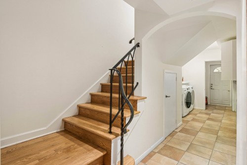 Staircase - 378 Av. Olivier, Westmount, QC 