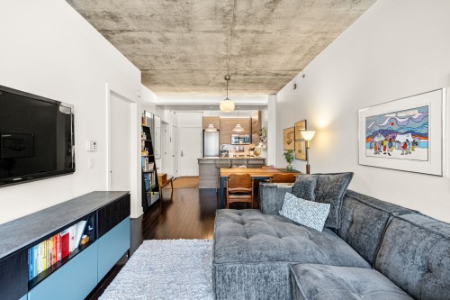 Salon - 417-3810 Rue St-Antoine O., Montréal (Le Sud-Ouest), QC 