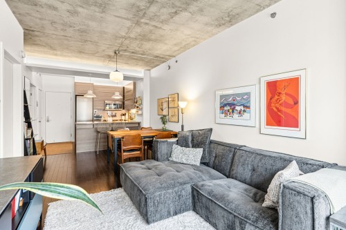 Salon - 417-3810 Rue St-Antoine O., Montréal (Le Sud-Ouest), QC 