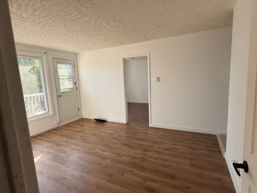 Salon - 12722 28E Avenue (R.-D.-P.), Montréal (Rivière-Des-Prairies/Pointe-Aux-Trembles), QC 