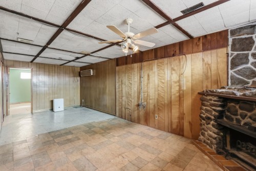 Salle familiale - 212 Boul. Maple, Châteauguay, QC 