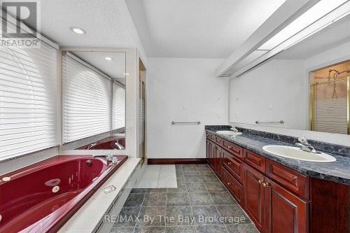 Primary 5pc Ensuite - 90 Goldfinch Crescent, Tiny, ON 