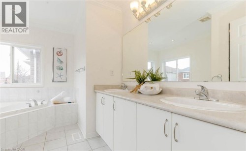 2452 Pathfinder Drive, Burlington, ON 