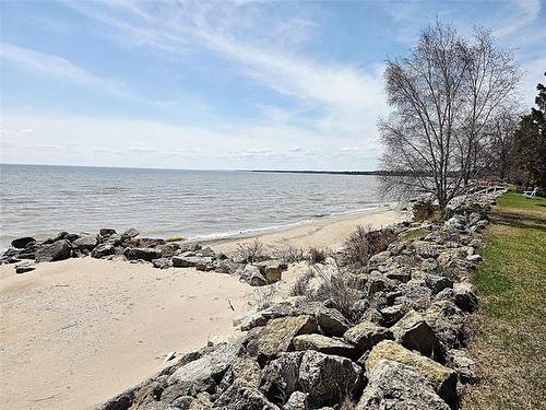 38 Thorvaldson Dr, Arnes, MB 
