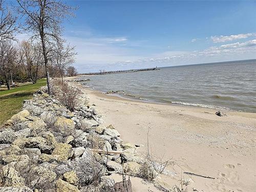 38 Thorvaldson Dr, Arnes, MB 
