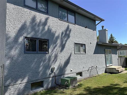 56 Hathway Rd, Winnipeg, MB 