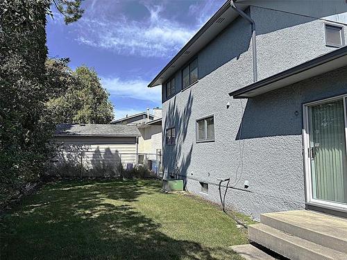 56 Hathway Rd, Winnipeg, MB 