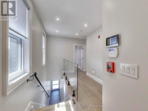 201 - 387 GLENHOLME AVENUE , Toronto, Ontario M6E 3E6 5