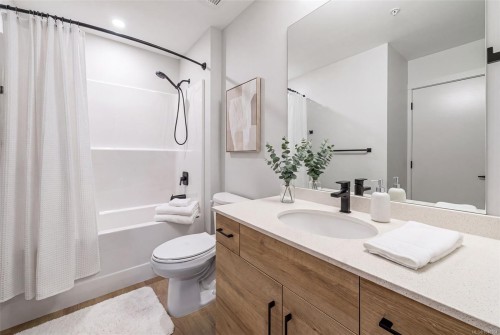 #302-2469 Gateway Rd, Langford, BC 