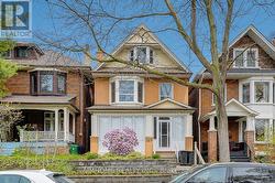 107 GLENDALE AVENUE Toronto, ON M6R 2T3