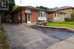 61 LEWISTON ROAD Toronto, ON M1P 1X8