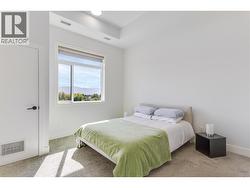 Spacious primary bedroom - 