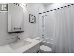 Clean and modern second bathroom - 