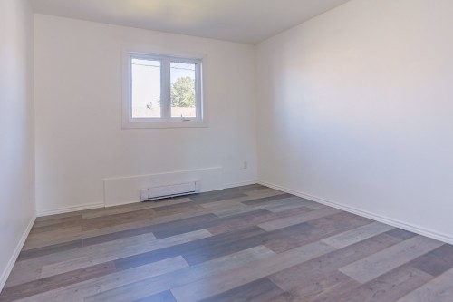 Master Bedroom - 70 Rue St-Honoré, Saint-Étienne-Des-Grès, QC 