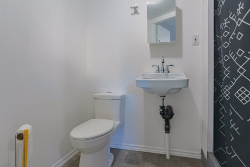 Bathroom - 70 Rue St-Honoré, Saint-Étienne-Des-Grès, QC 