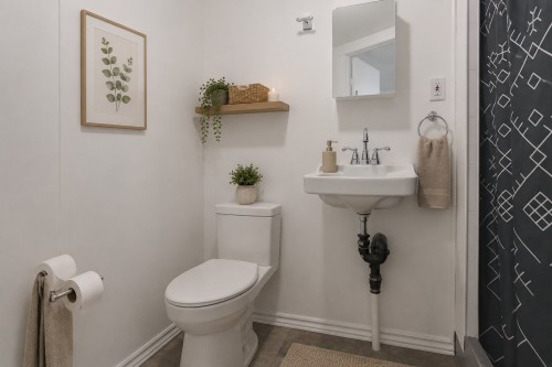 Bathroom - 70 Rue St-Honoré, Saint-Étienne-Des-Grès, QC 