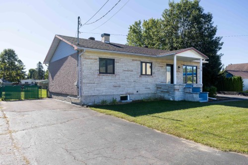 Front of Structure - 70 Rue St-Honoré, Saint-Étienne-Des-Grès, QC 