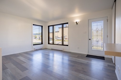 Living Room - 70 Rue St-Honoré, Saint-Étienne-Des-Grès, QC 