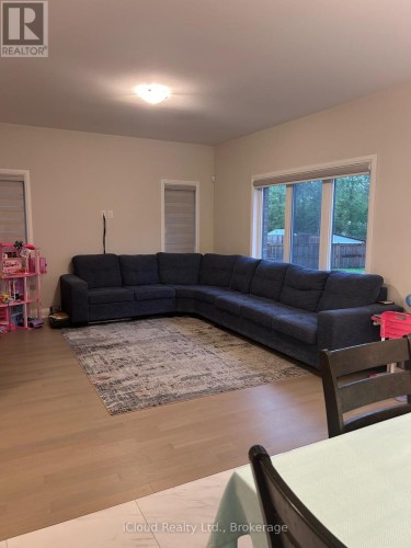 9306 WHITE OAK AVENUE , Niagara Falls, Ontario L2G 0E9 2