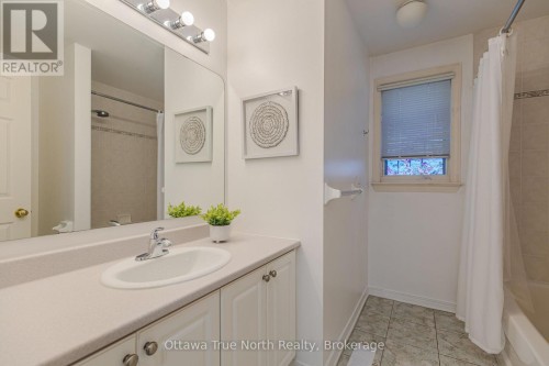 Main bath room with window. - 43 Evanshen Crescent, Ottawa, ON 