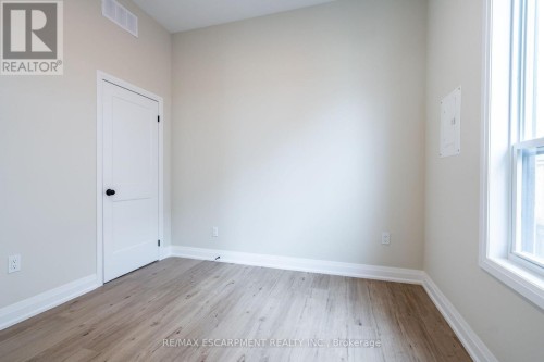 B - 728 ELEVENTH AVENUE , Hamilton, Ontario L8T 2K8 5