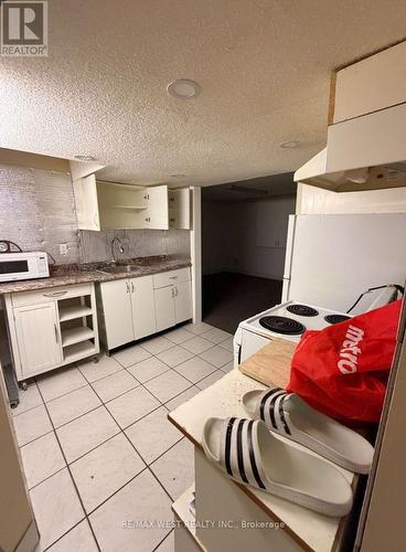 LOWER LEVEL B - 7 WALTHAM DRIVE , Toronto, Ontario M9V 1S6 4
