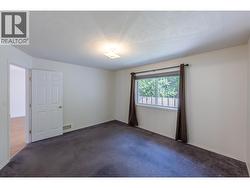 Primary bedroom with 2-piece ensuite & walk-in closet - 