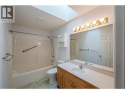 4-piece main bathroom - 