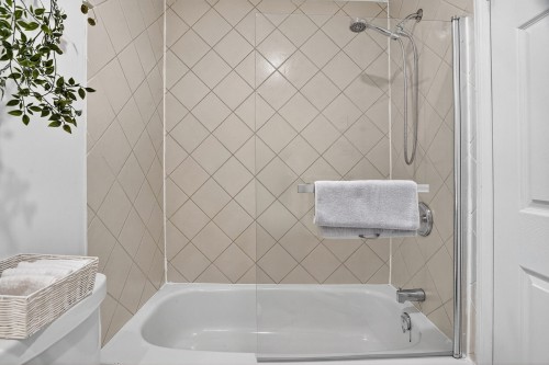 Salle de bains - 201-828 Av. Querbes, Montréal (Outremont), QC 